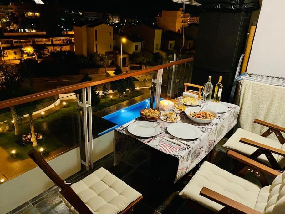 Luminoso Apartamento Con Piscina Roses Bagian luar foto