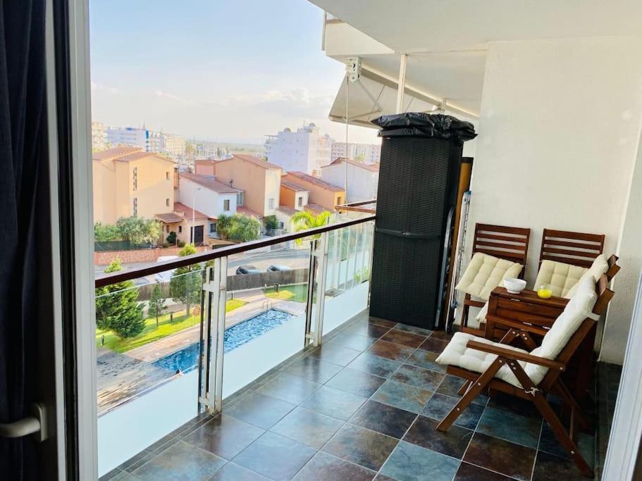 Luminoso Apartamento Con Piscina Roses Bagian luar foto